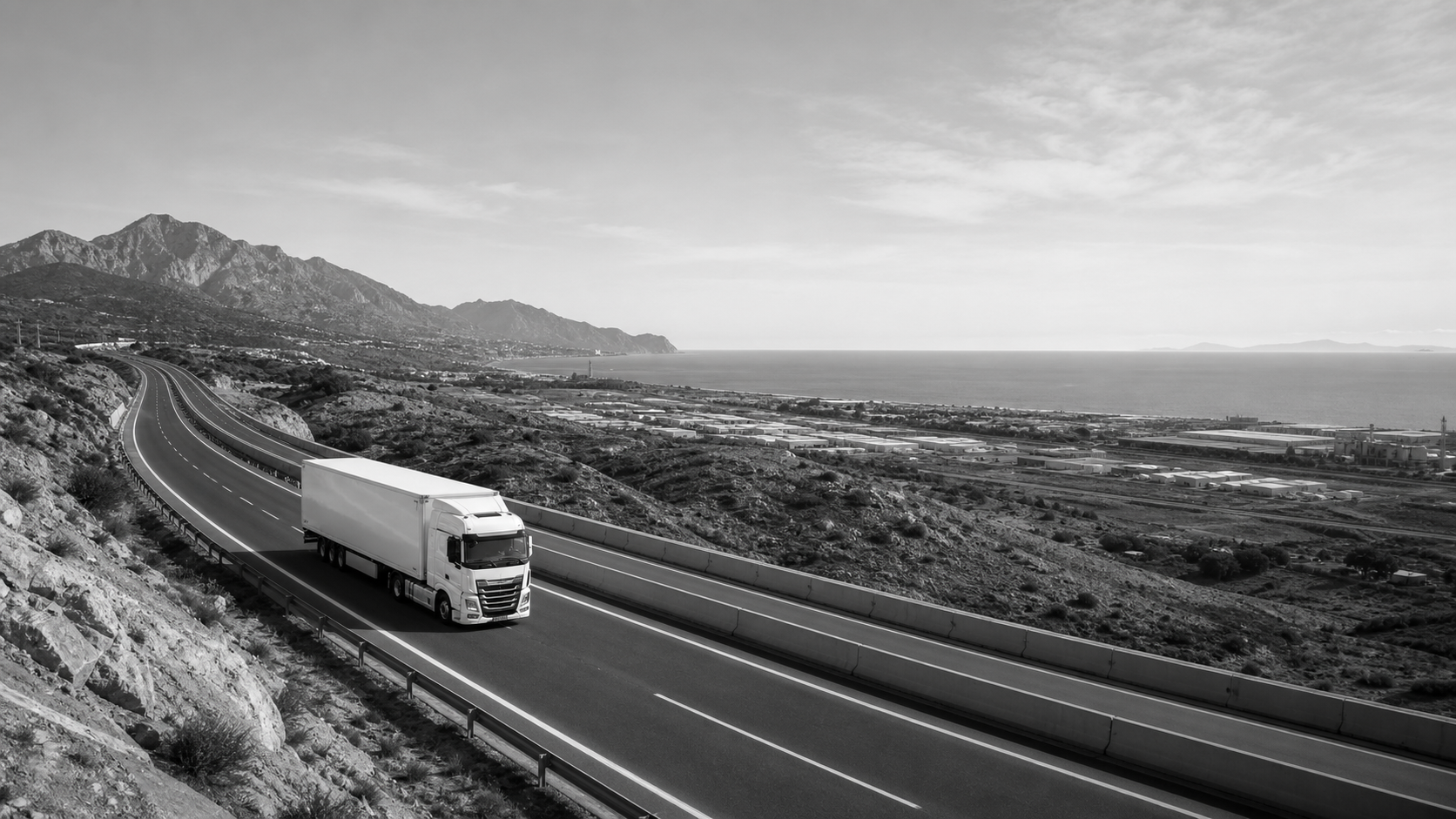 Camión de mercancías circulando por una ruta mediterránea desde Alicante